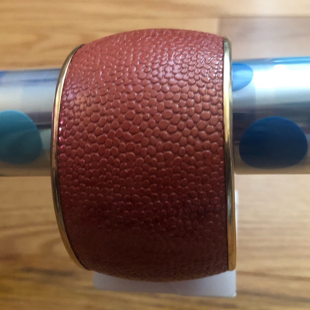 Enamel Coral Gold tone bangle.one size - Picture 7 of 8